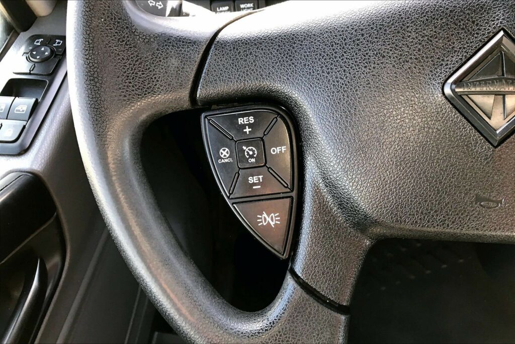 2022 CUM LT625 6×4 Sleeper