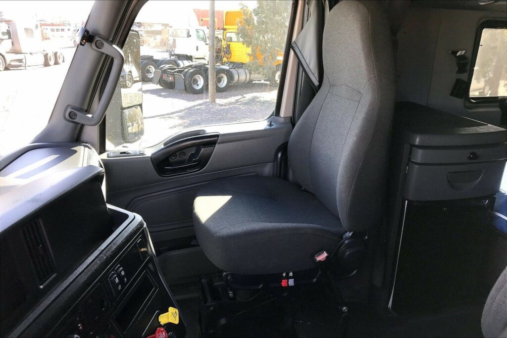 2022 CUM LT625 6×4 Sleeper