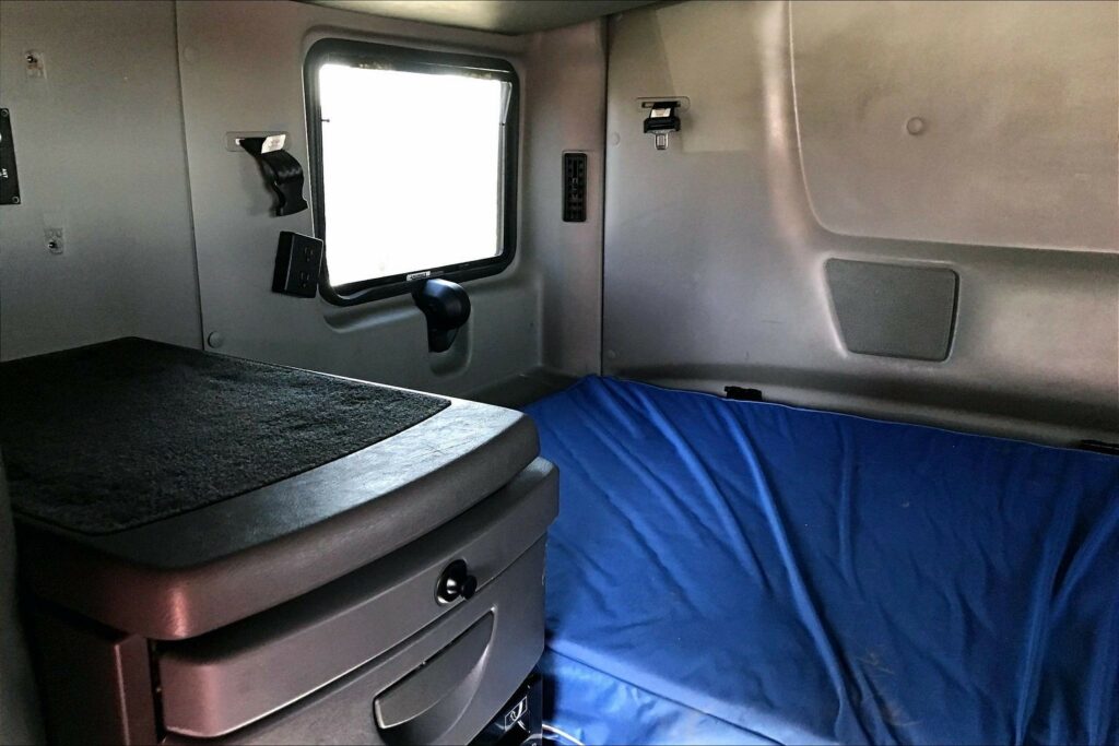 2022 CUM LT625 6×4 Sleeper