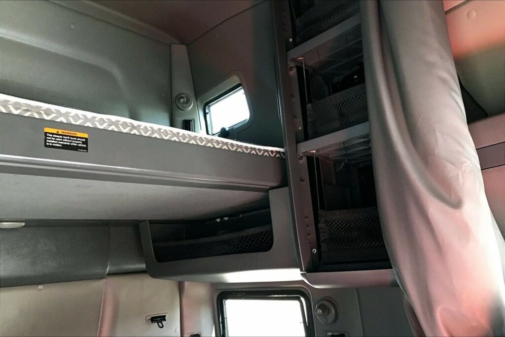 2022 CUM LT625 6×4 Sleeper