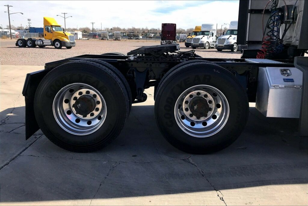 2022 CUM LT625 6×4 Sleeper