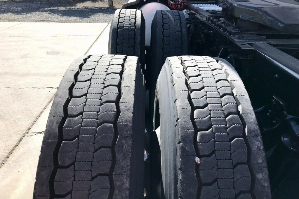 2022 CUM LT625 6×4 Sleeper