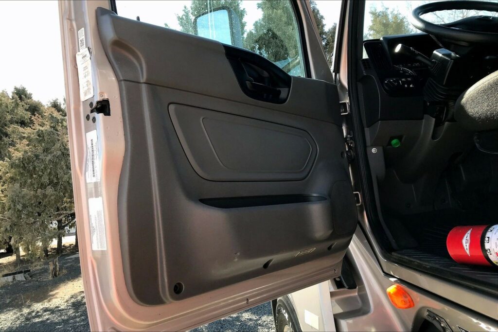 2022 CUM LT625 6×4 Sleeper