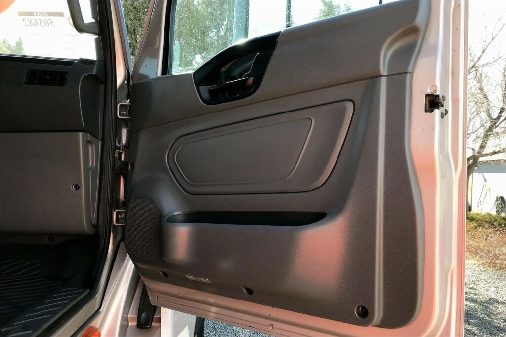 2022 CUM LT625 6×4 Sleeper