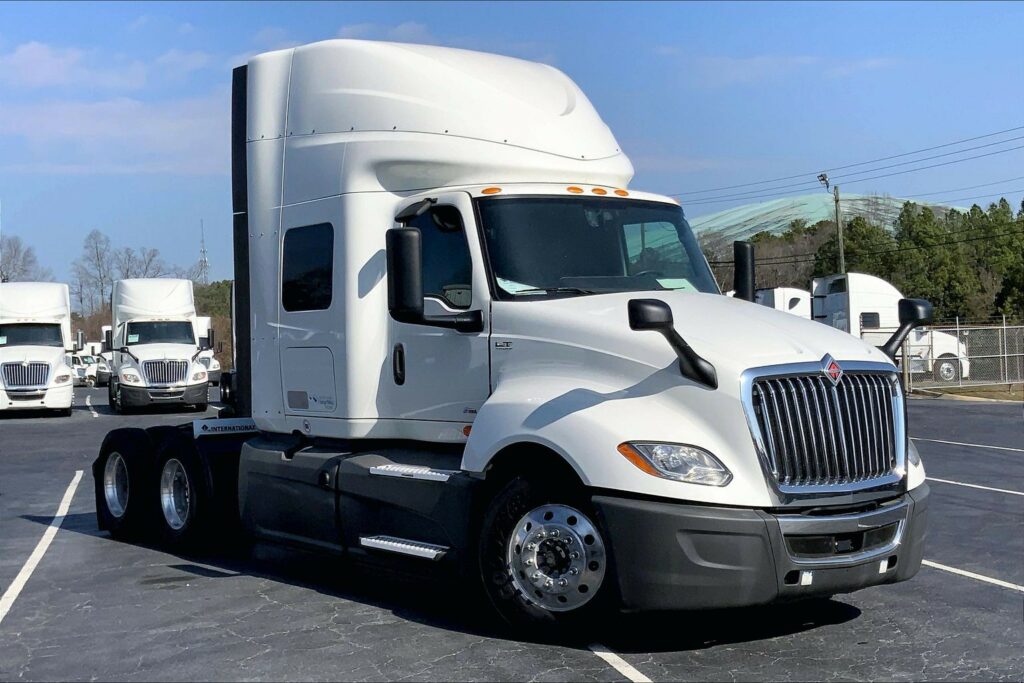 2022 CUM LT625 6×4 Sleeper