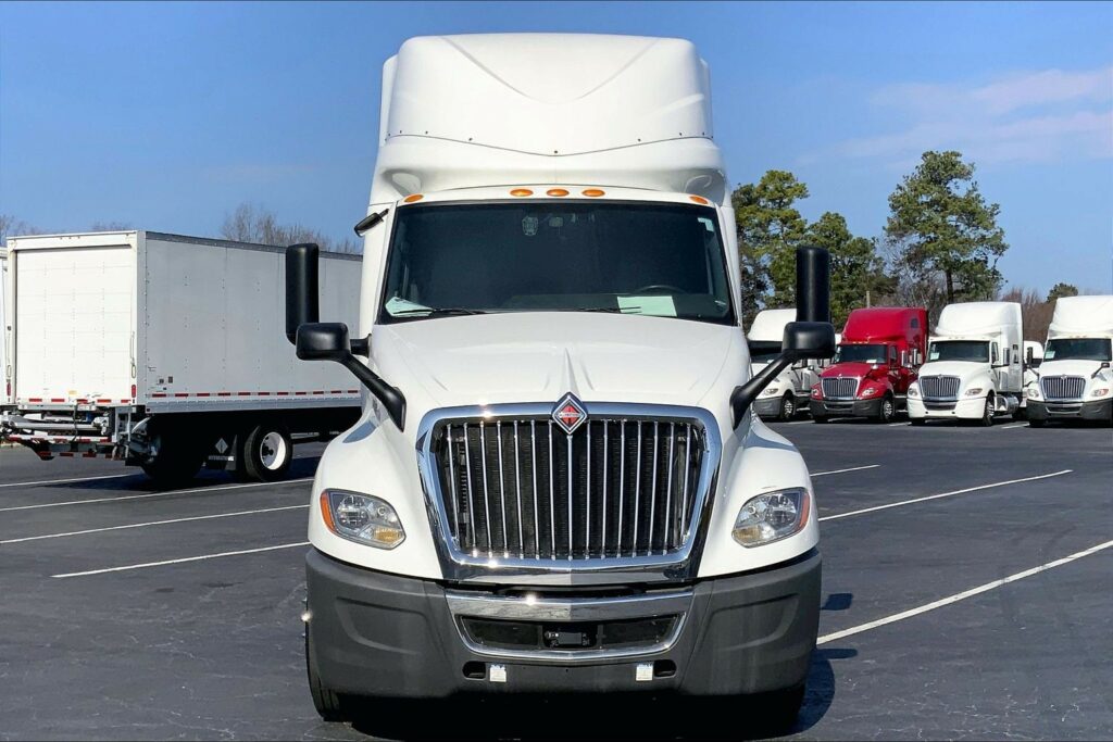 2022 CUM LT625 6×4 Sleeper