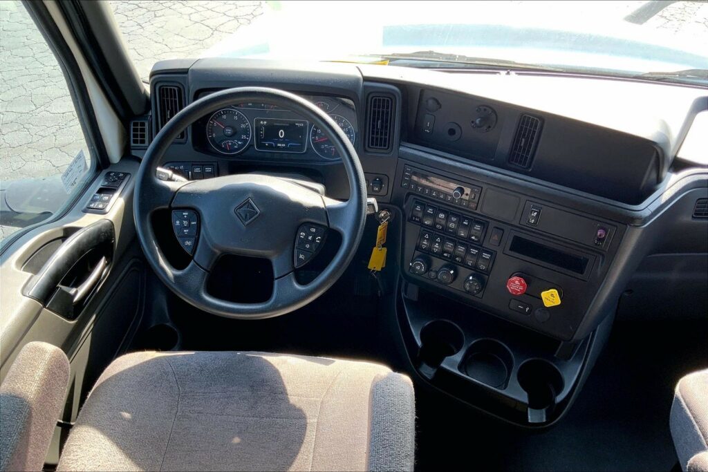 2022 CUM LT625 6×4 Sleeper