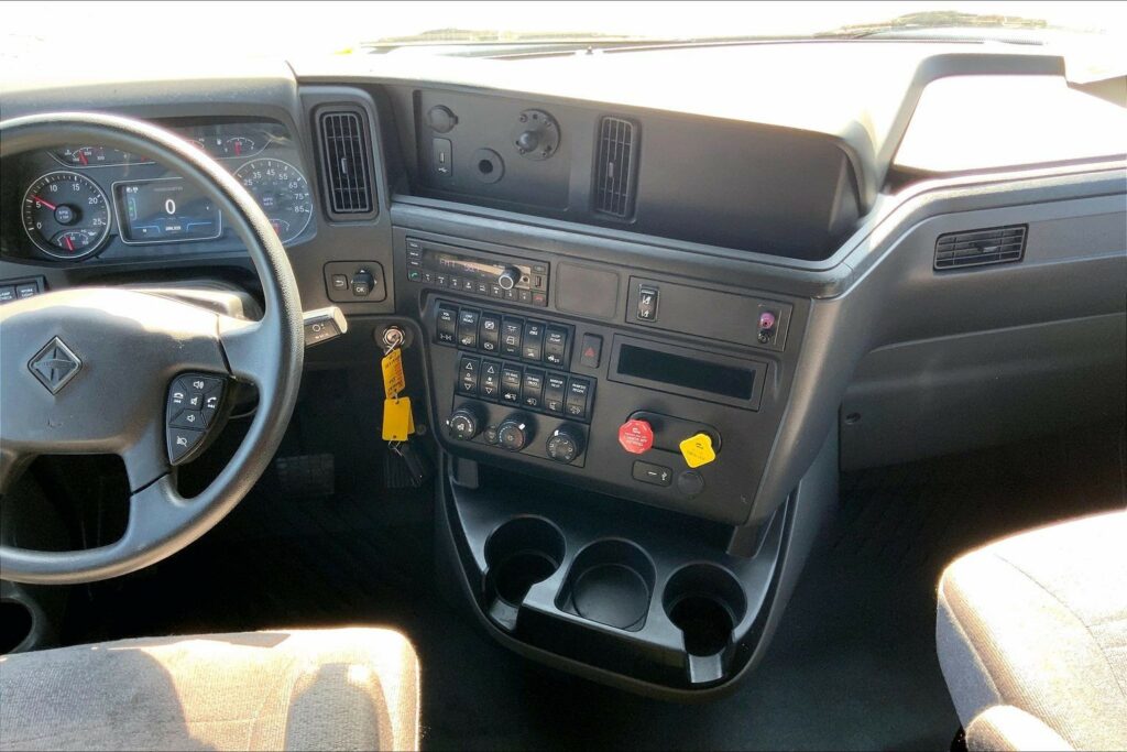 2022 CUM LT625 6×4 Sleeper