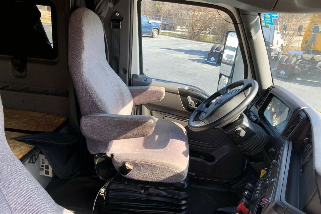 2022 CUM LT625 6×4 Sleeper