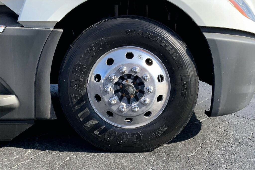 2022 CUM LT625 6×4 Sleeper