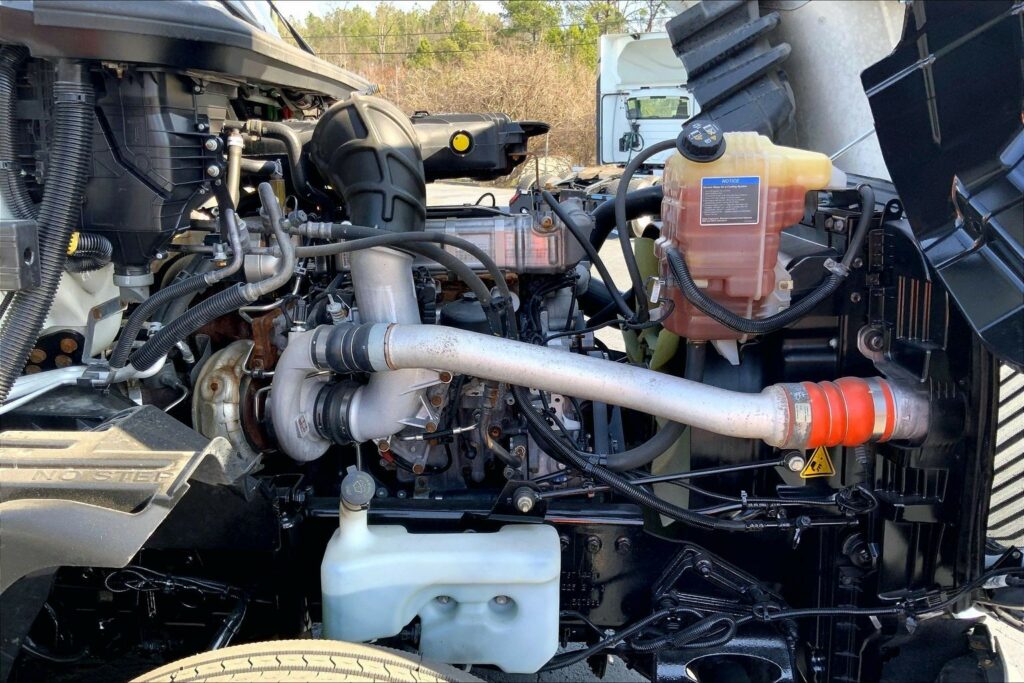 2022 CUM LT625 6×4 Sleeper