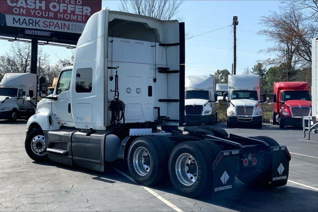 2022 CUM LT625 6×4 Sleeper