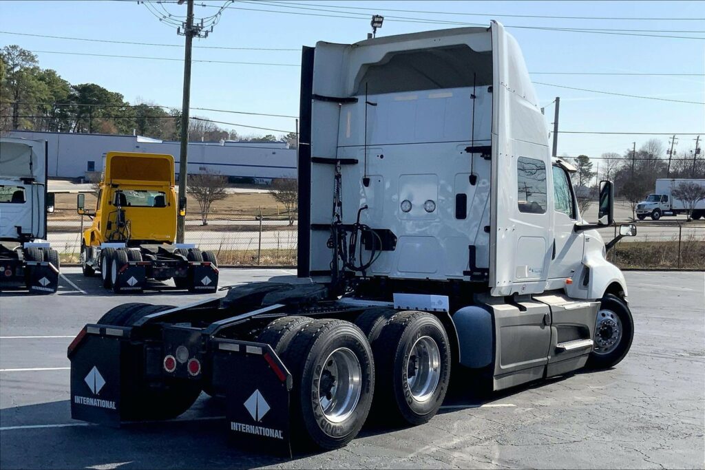 2022 CUM LT625 6×4 Sleeper