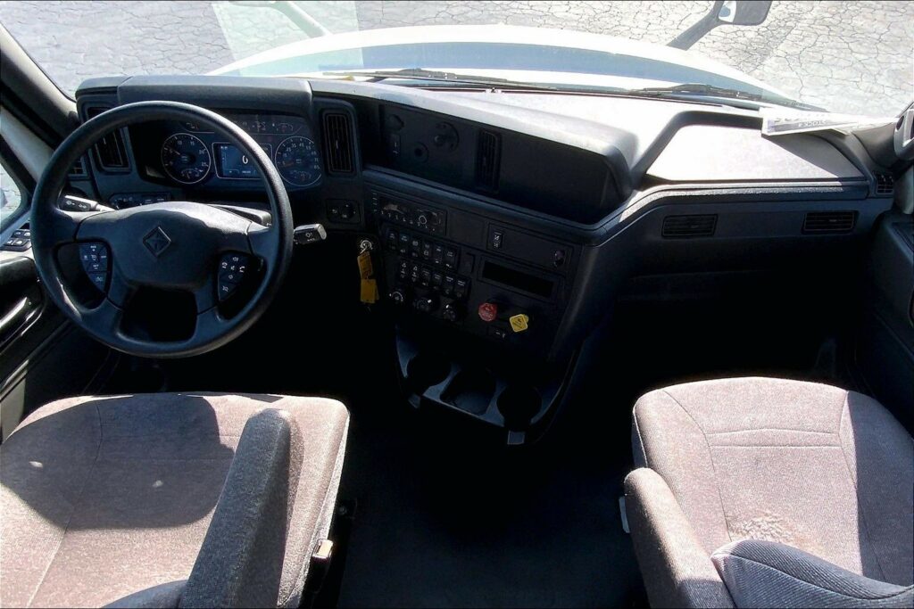 2022 CUM LT625 6×4 Sleeper