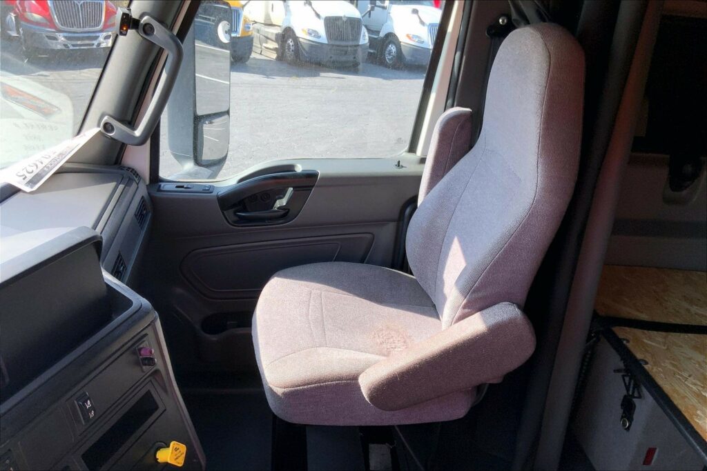 2022 CUM LT625 6×4 Sleeper