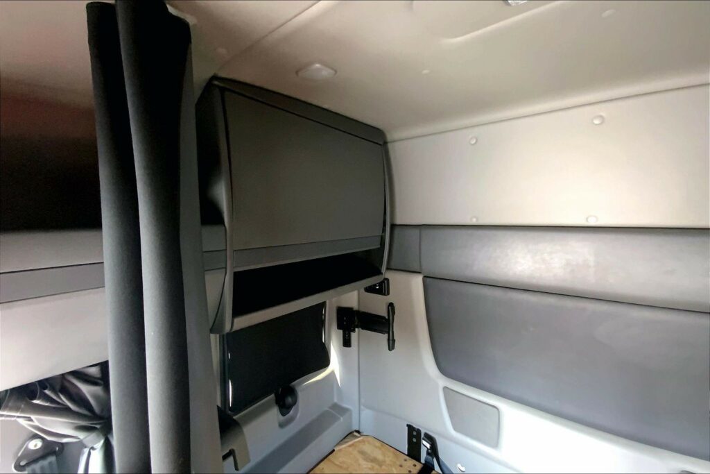 2022 CUM LT625 6×4 Sleeper