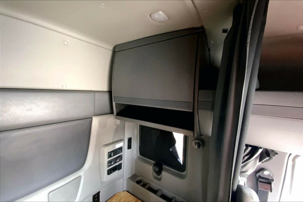 2022 CUM LT625 6×4 Sleeper