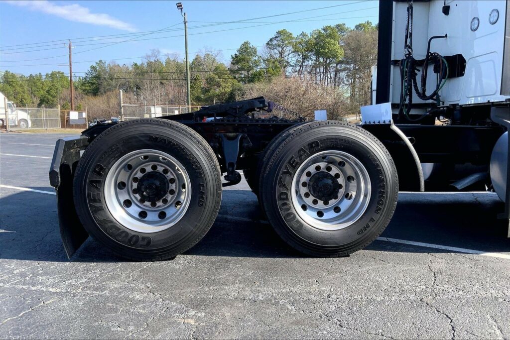 2022 CUM LT625 6×4 Sleeper