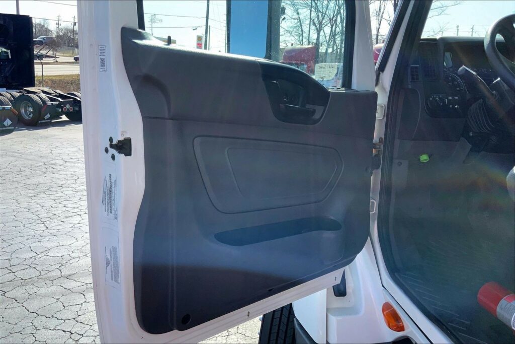 2022 CUM LT625 6×4 Sleeper