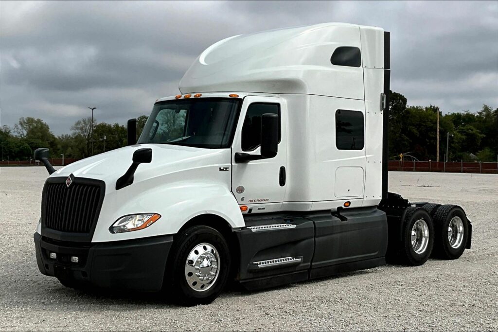 2021 CUM LT625 6×4 Sleeper