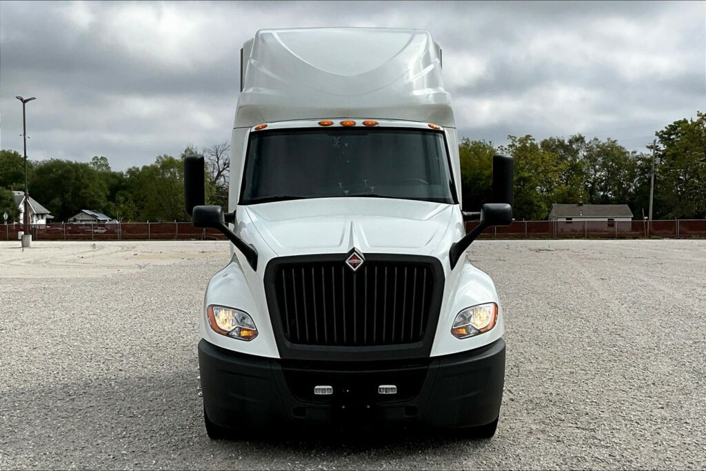 2021 CUM LT625 6×4 Sleeper