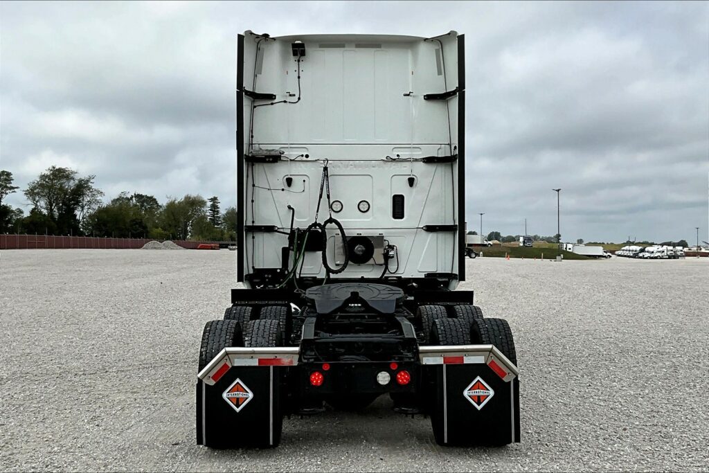 2021 CUM LT625 6×4 Sleeper