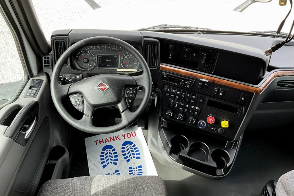 2021 CUM LT625 6×4 Sleeper