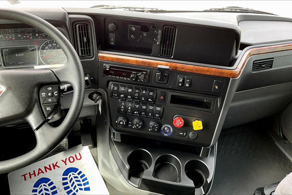 2021 CUM LT625 6×4 Sleeper