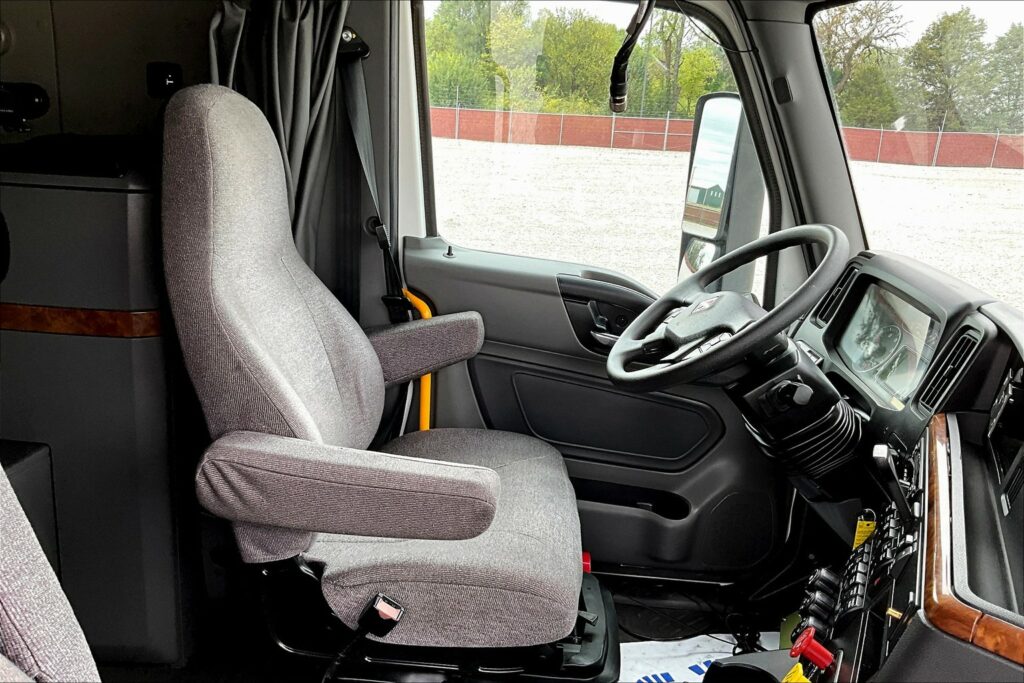 2021 CUM LT625 6×4 Sleeper