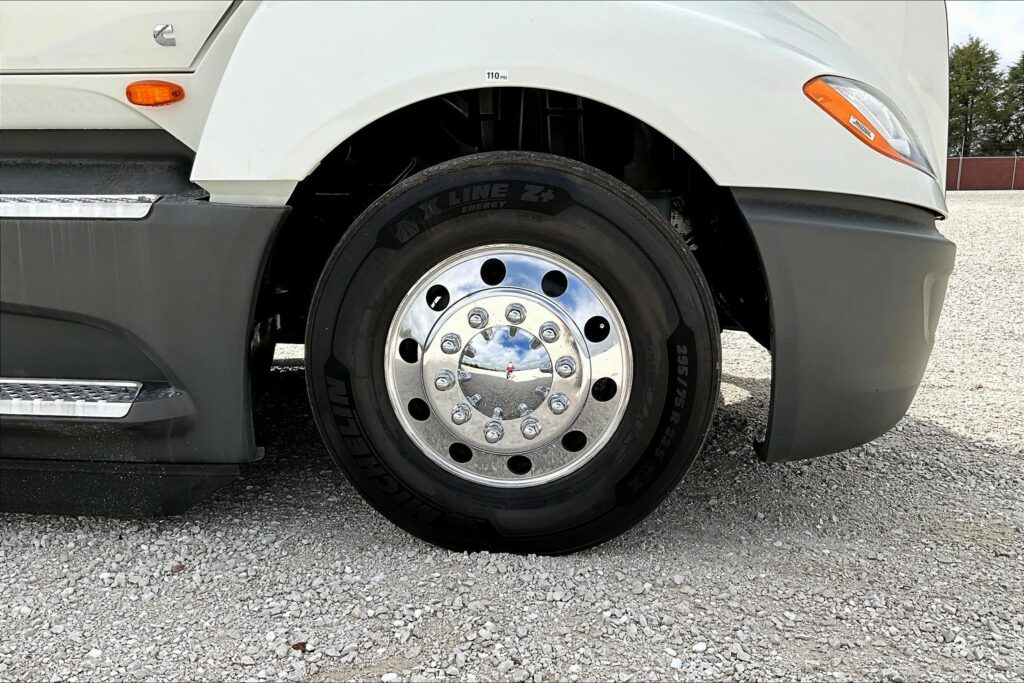 2021 CUM LT625 6×4 Sleeper