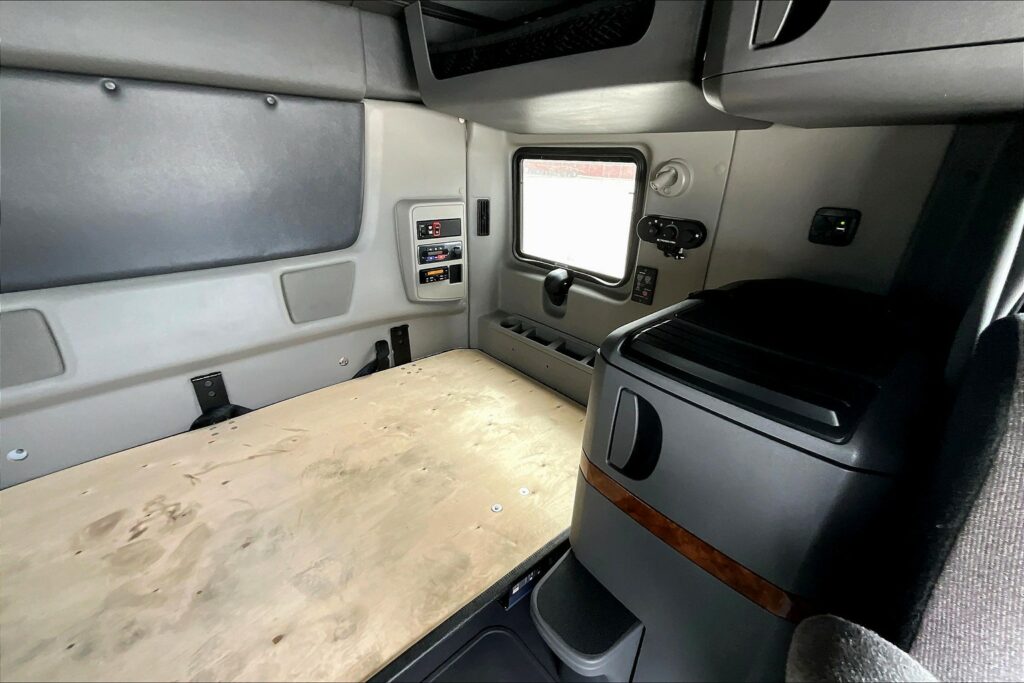 2021 CUM LT625 6×4 Sleeper