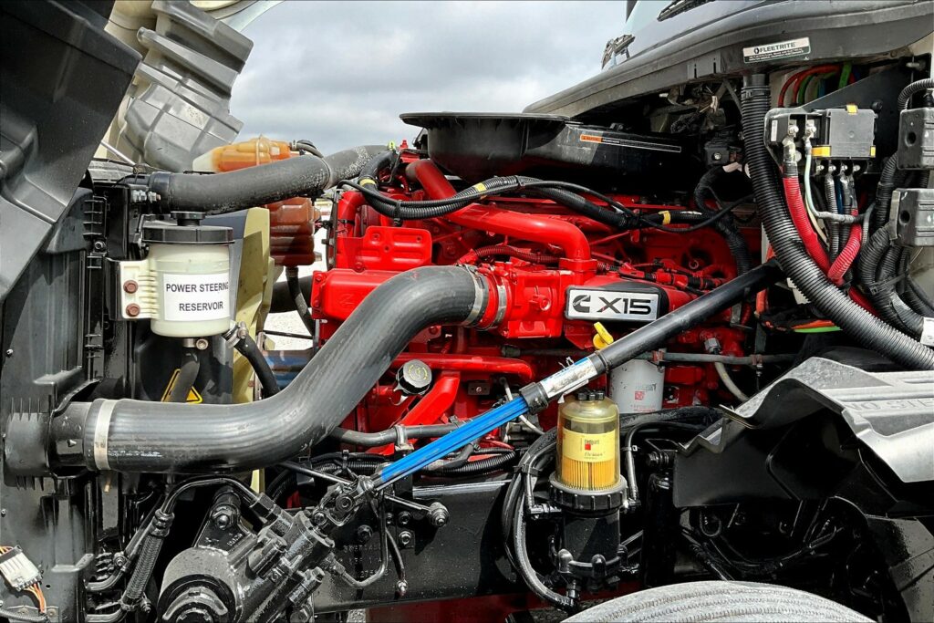 2021 CUM LT625 6×4 Sleeper