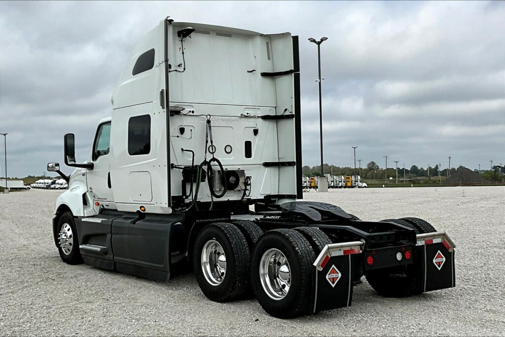 2021 CUM LT625 6×4 Sleeper