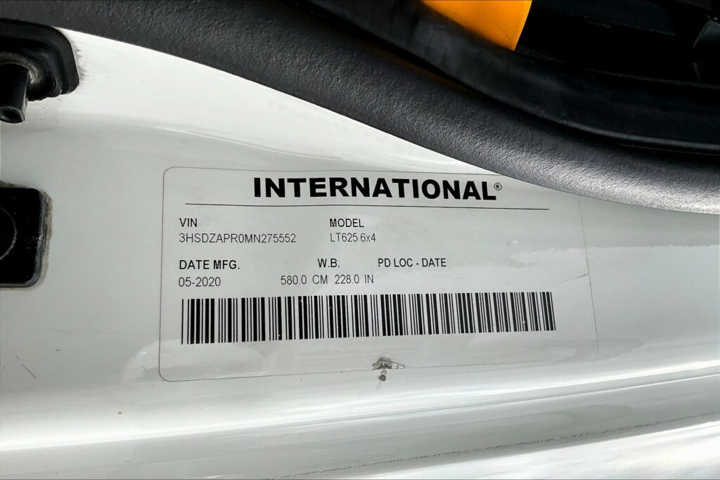 2021 CUM LT625 6×4 Sleeper