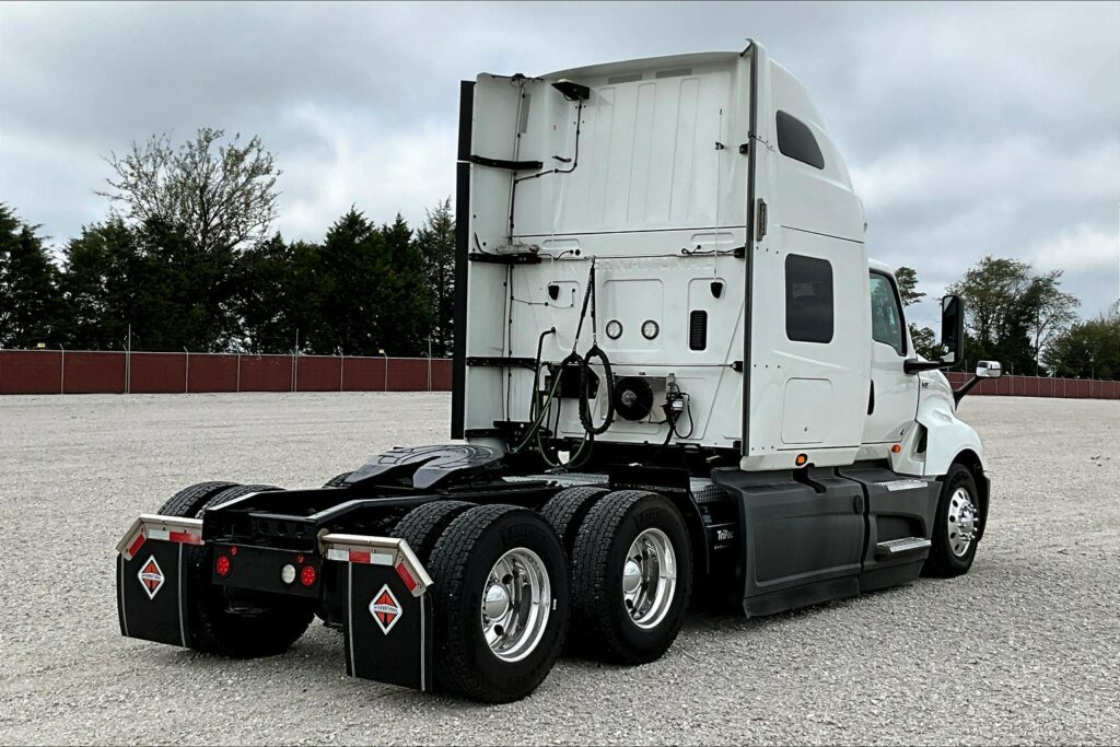 2021 CUM LT625 6×4 Sleeper