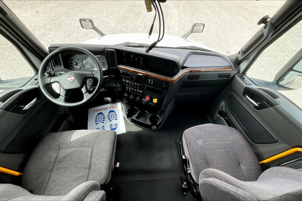 2021 CUM LT625 6×4 Sleeper