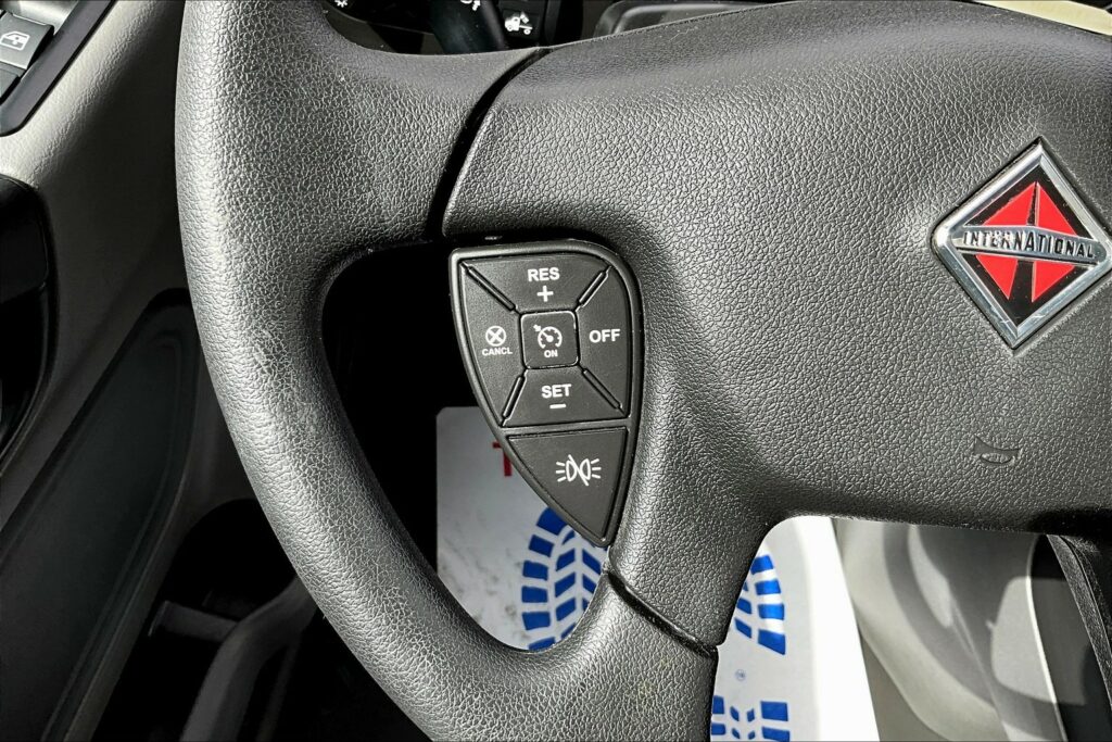 2021 CUM LT625 6×4 Sleeper