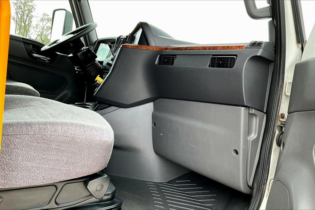 2021 CUM LT625 6×4 Sleeper