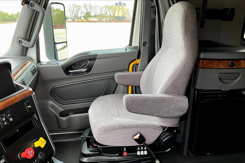 2021 CUM LT625 6×4 Sleeper