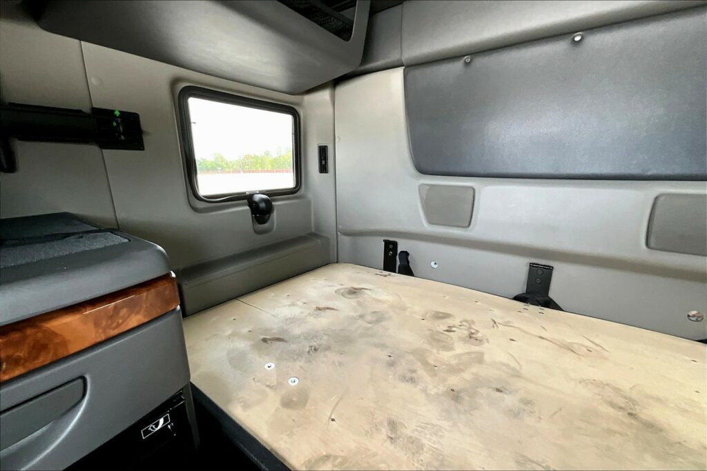 2021 CUM LT625 6×4 Sleeper