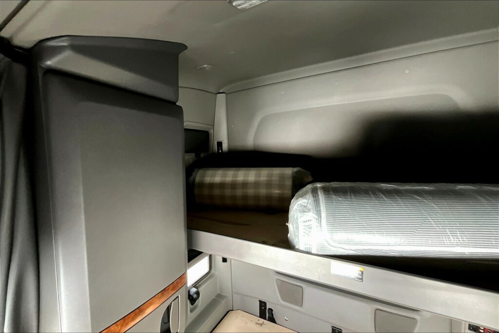 2021 CUM LT625 6×4 Sleeper