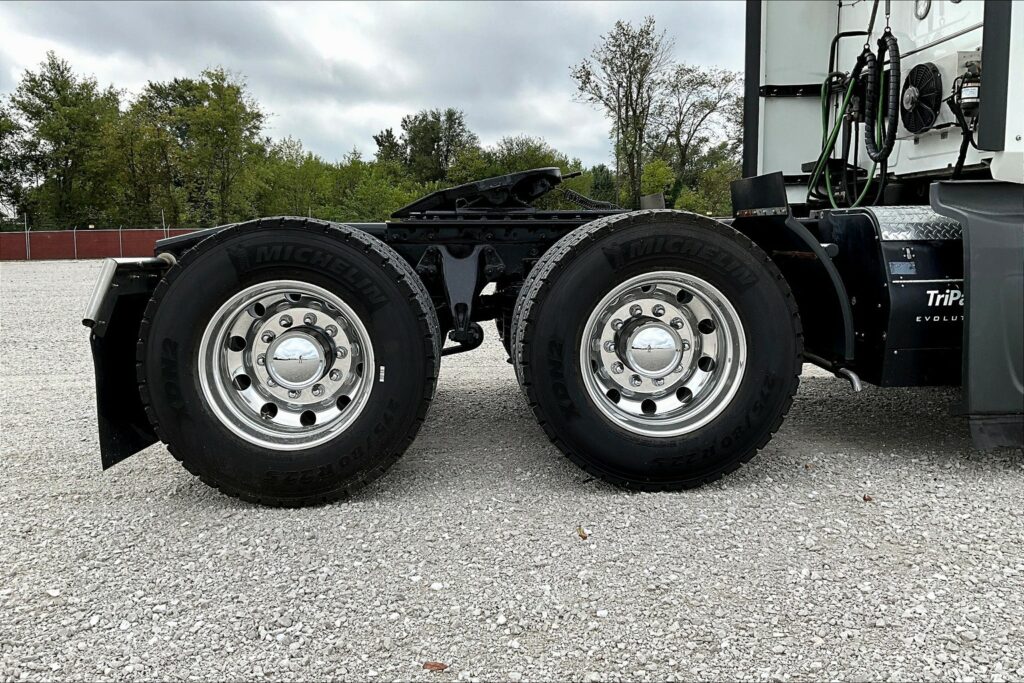 2021 CUM LT625 6×4 Sleeper