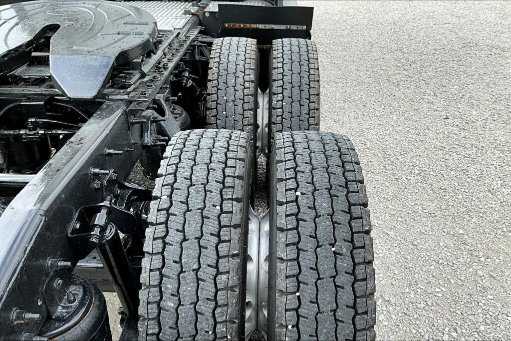 2021 CUM LT625 6×4 Sleeper