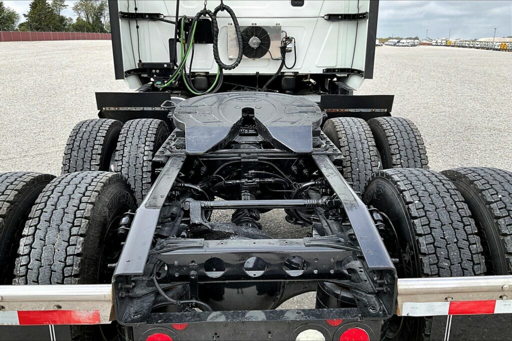 2021 CUM LT625 6×4 Sleeper