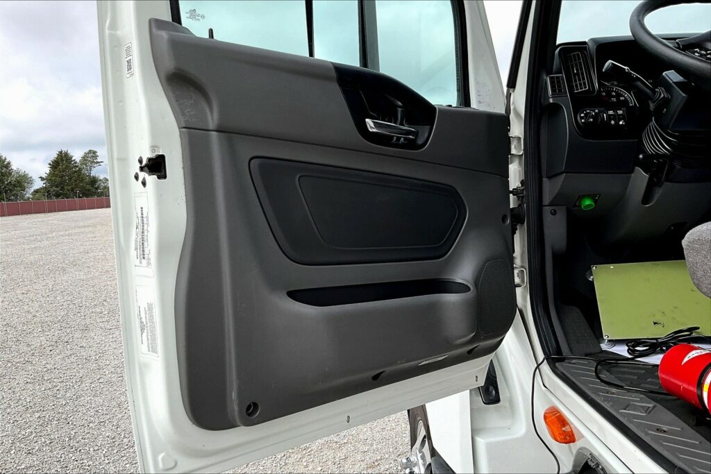 2021 CUM LT625 6×4 Sleeper