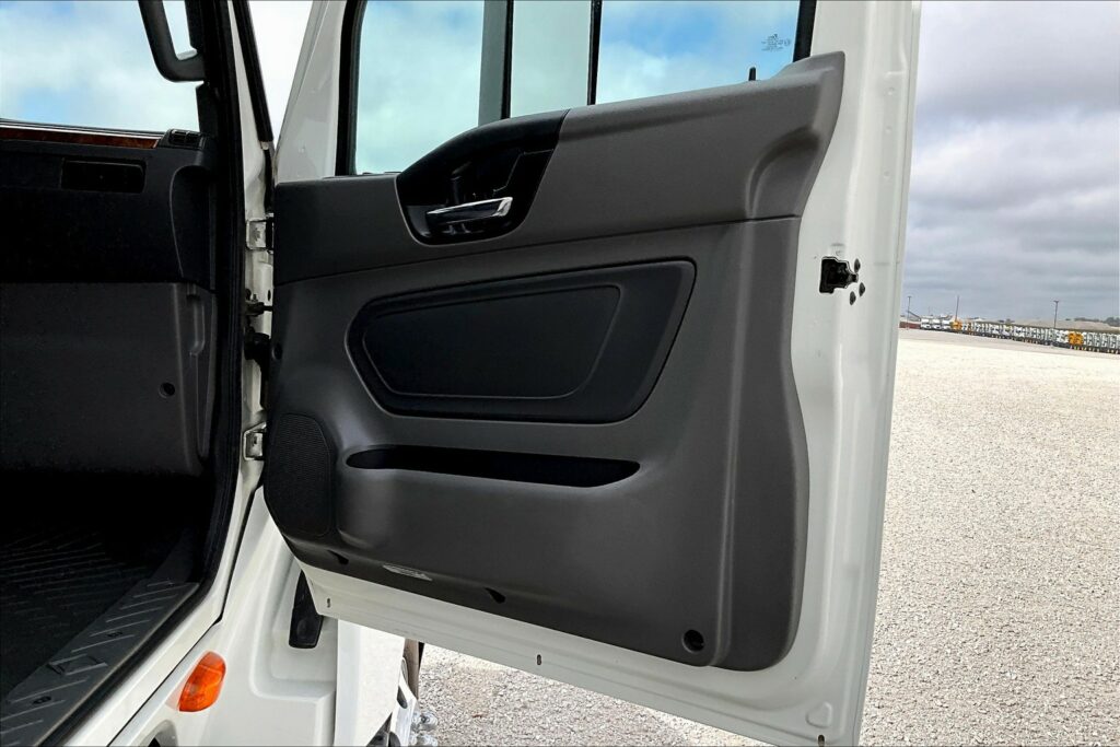 2021 CUM LT625 6×4 Sleeper