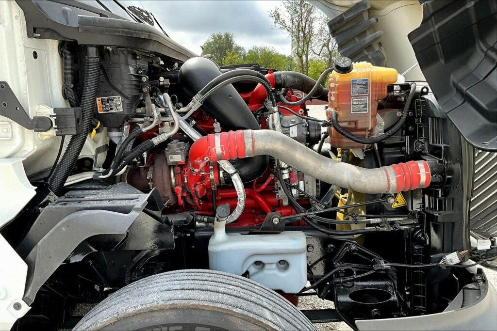 2021 CUM LT625 6×4 Sleeper