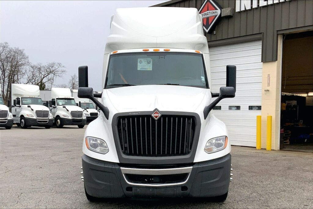 2022 CUM LT625 6×4 Sleeper