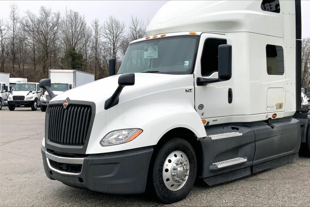 2022 CUM LT625 6×4 Sleeper