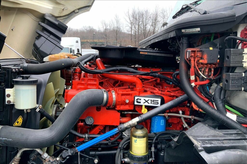 2022 CUM LT625 6×4 Sleeper